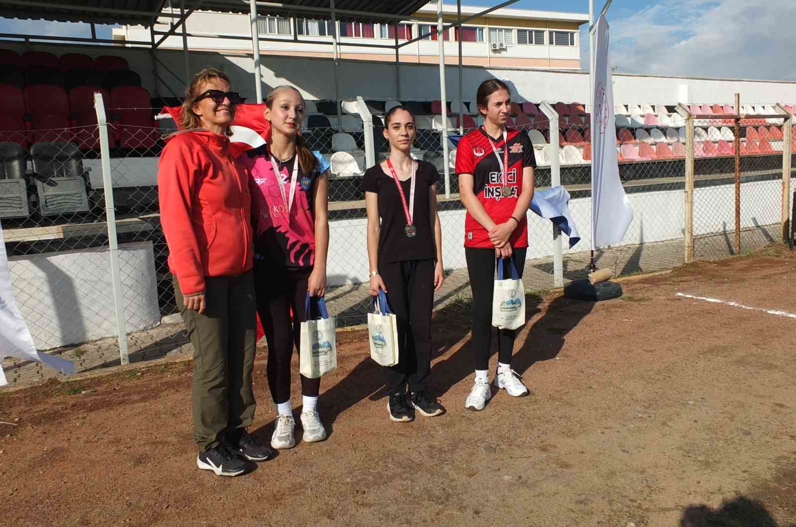 Balıkesir&rsquo;de gen&ccedil;ler Cumhuriyet Kupası i&ccedil;in ter d&ouml;kt&uuml;
