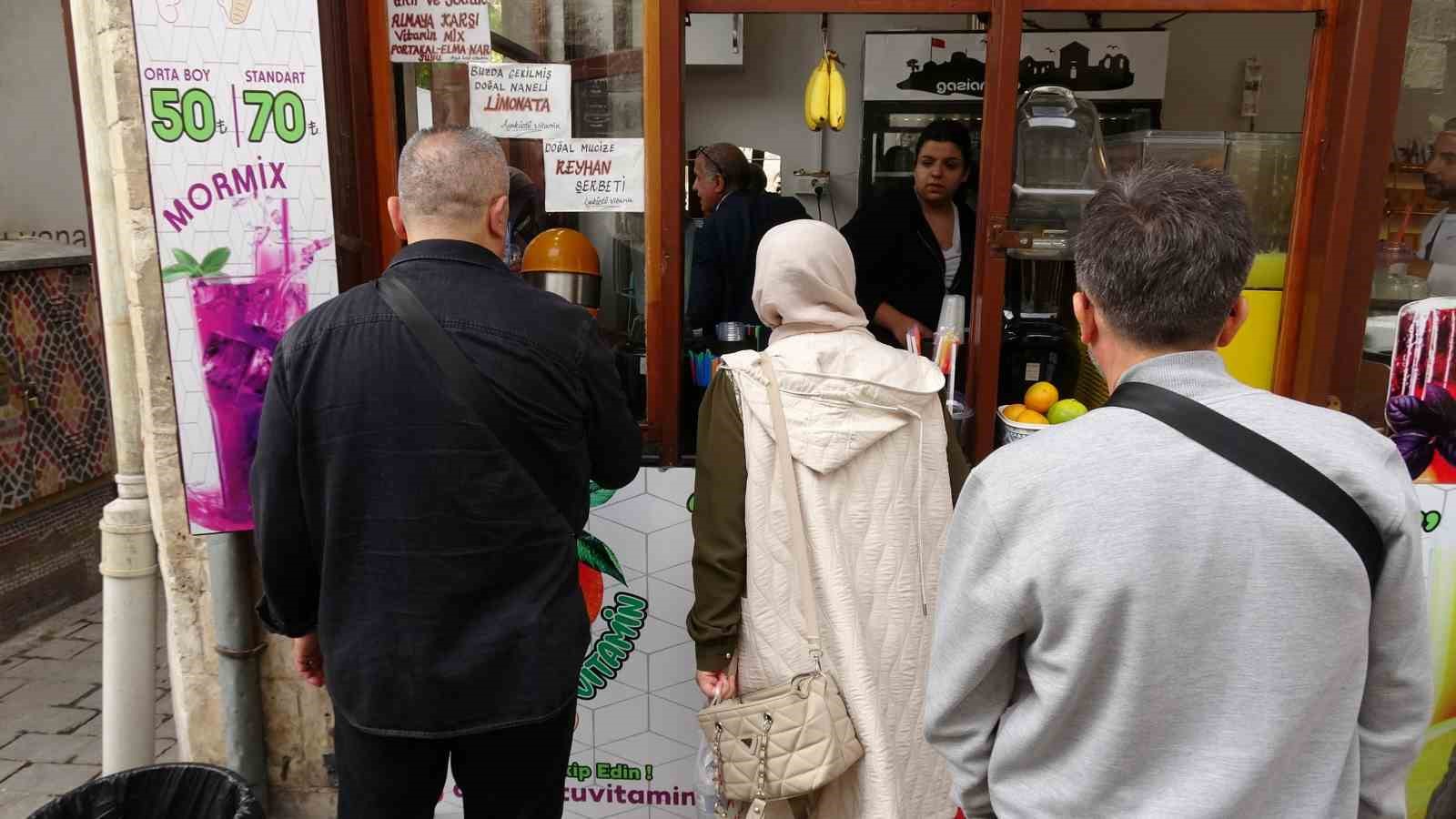 M&uuml;şterilerini m&uuml;zikle karşılıyor
