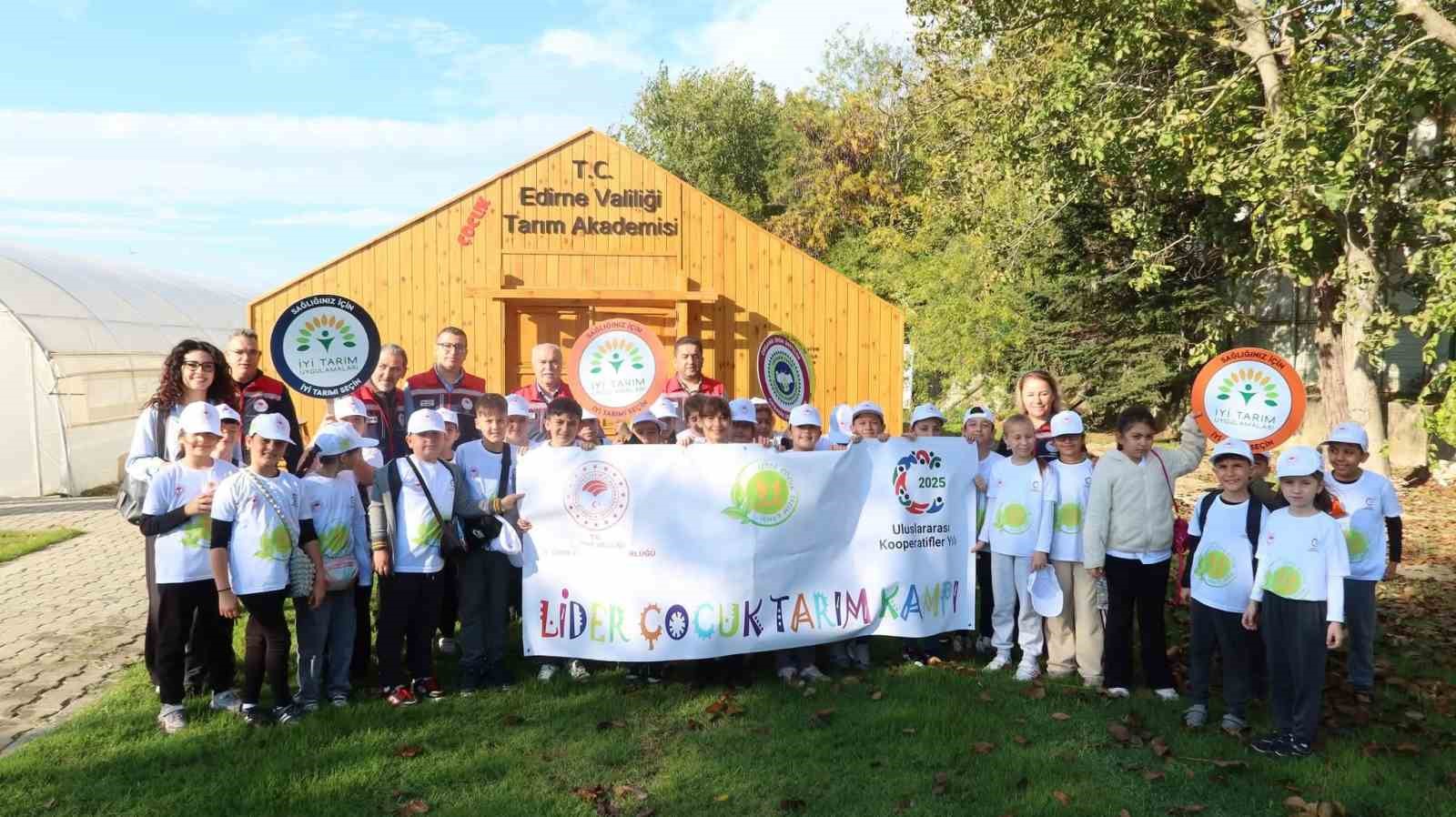 Minik eller toprağa dokundu, üretimin değerini öğrendi