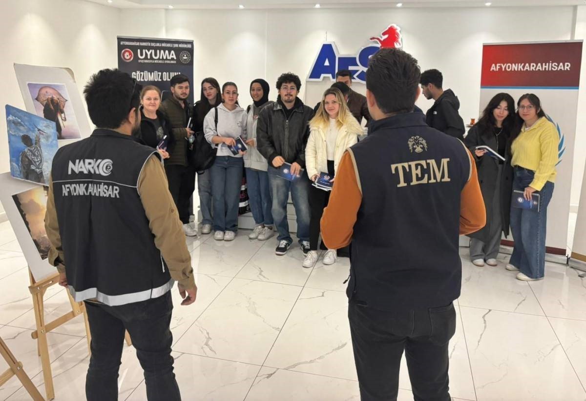 Polis &ouml;ğrencileri ter&ouml;r ve narkotik su&ccedil;lara karşı bilgilendirdi
