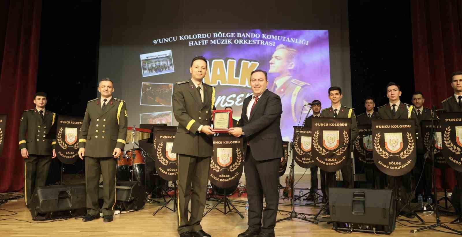 Ağrı&rsquo;da 90&rsquo;lar r&uuml;zg&acirc;rı esti
