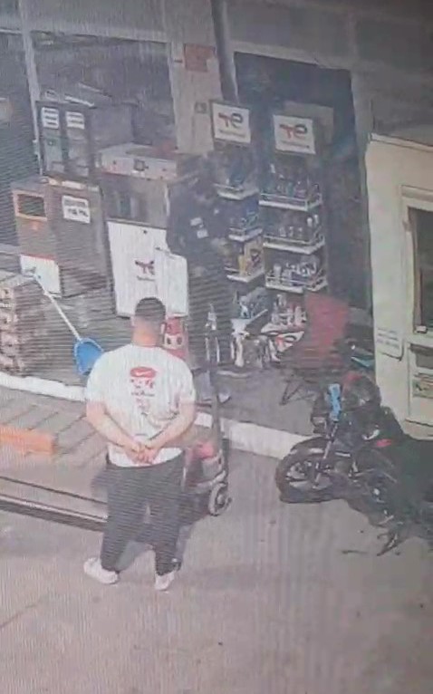 G&ouml;revlinin yanı başındaki rahat hırsızlar pes dedirtti
