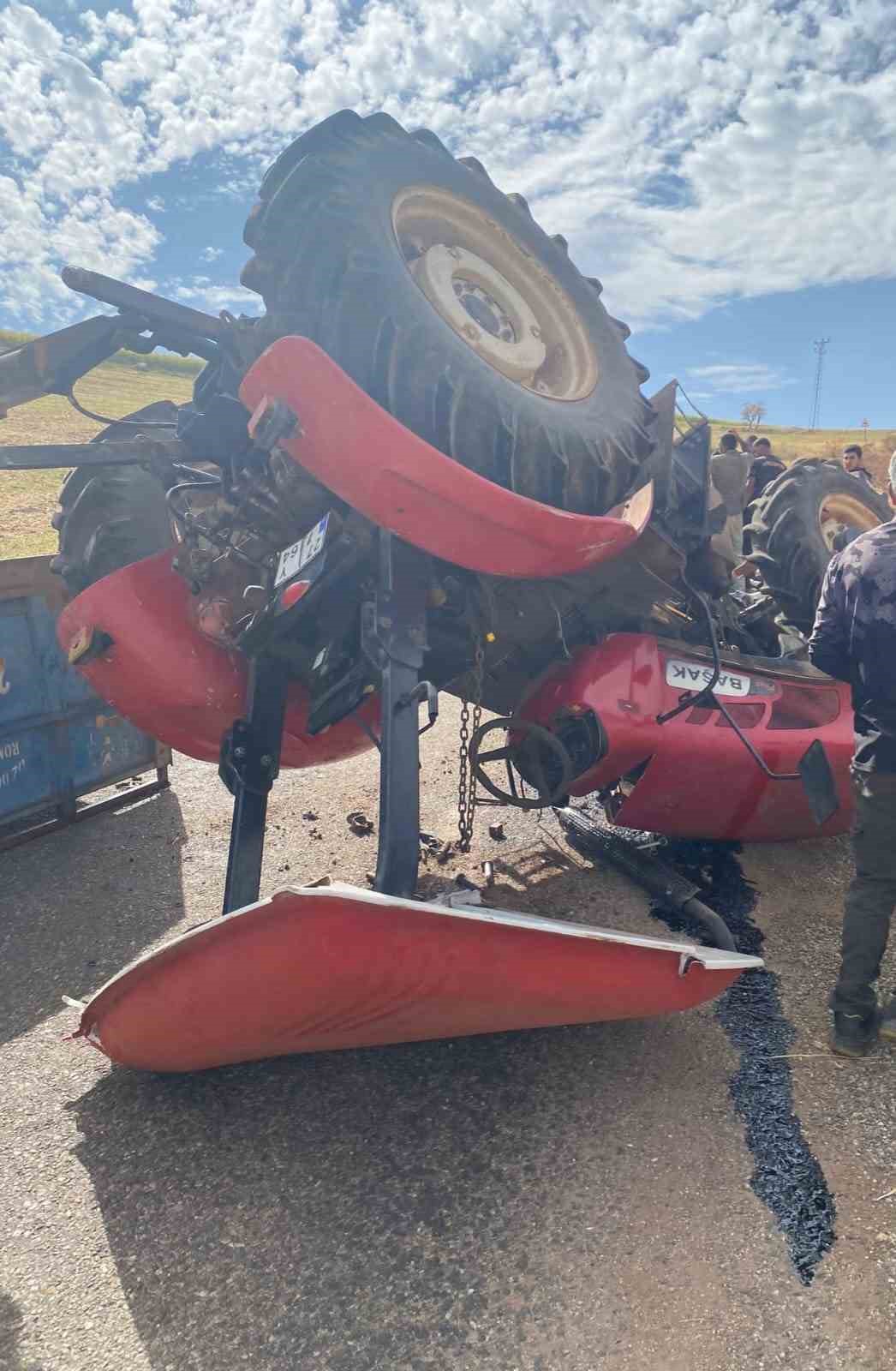 Diyarbakır&rsquo;da trakt&ouml;r devrildi: 3 yaralı
