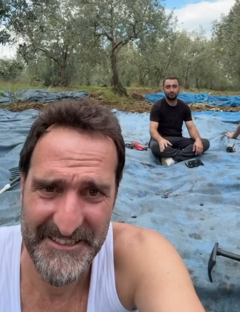 Çakallarla Dans’ın Köfte Necmi’si ilk zeytin hasadını yaptı