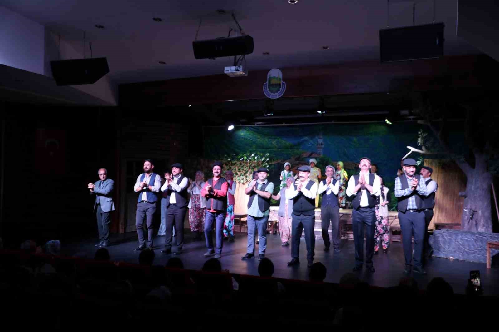 Komşu k&ouml;y&uuml;n delisi" yeni sezon da kapalı gişe
