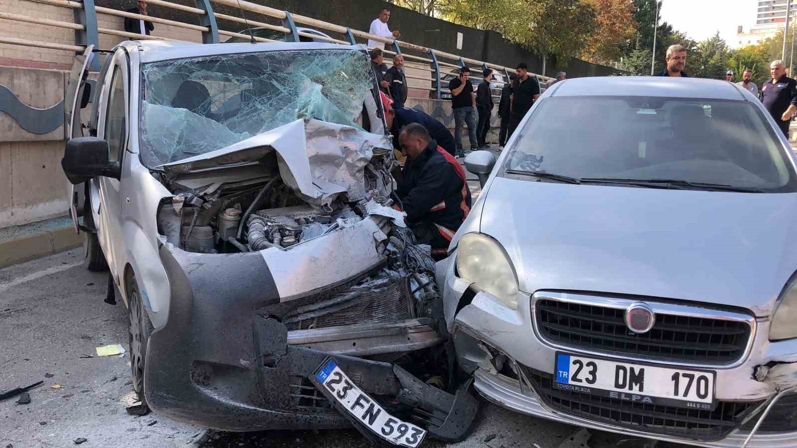 Elazığ’da zincirleme trafik kazası: 5 yaralı