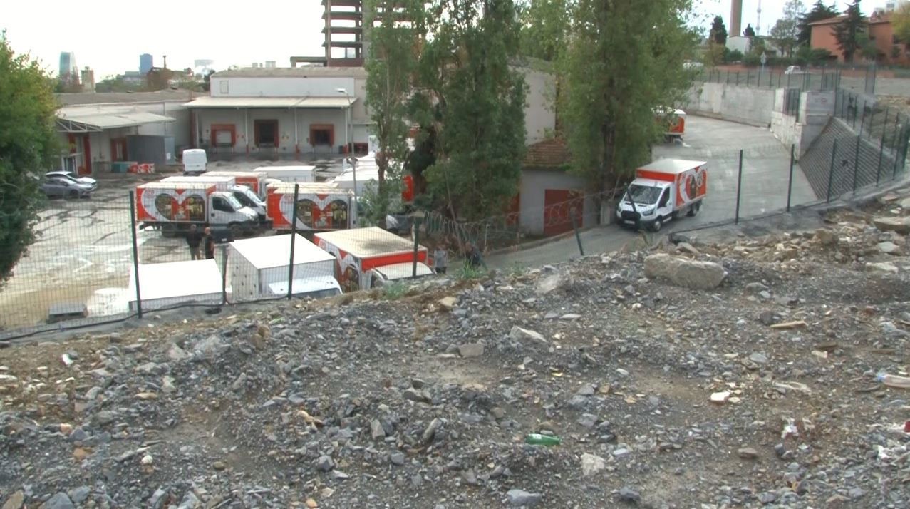 Küçükçekmece’de dondurma fabrikasının istinat duvarı çöktü