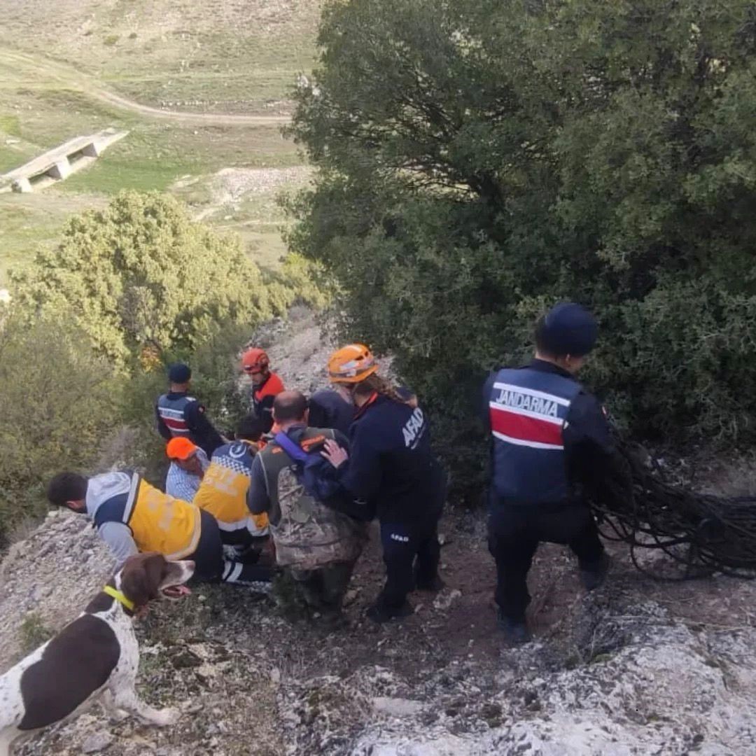 Uşak’ta dere yatağına düşen avcı yaralandı