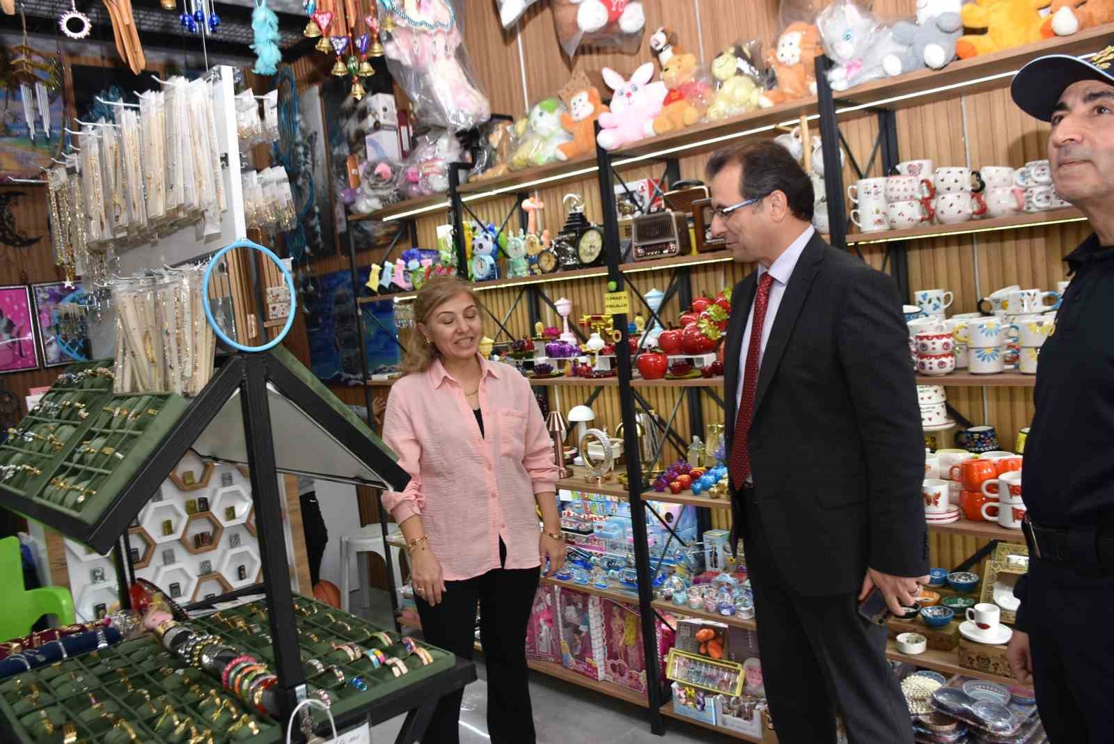 Salihli Kaymakamı G&uuml;ldoğan, esnafın talep ve sorunlarını dinledi
