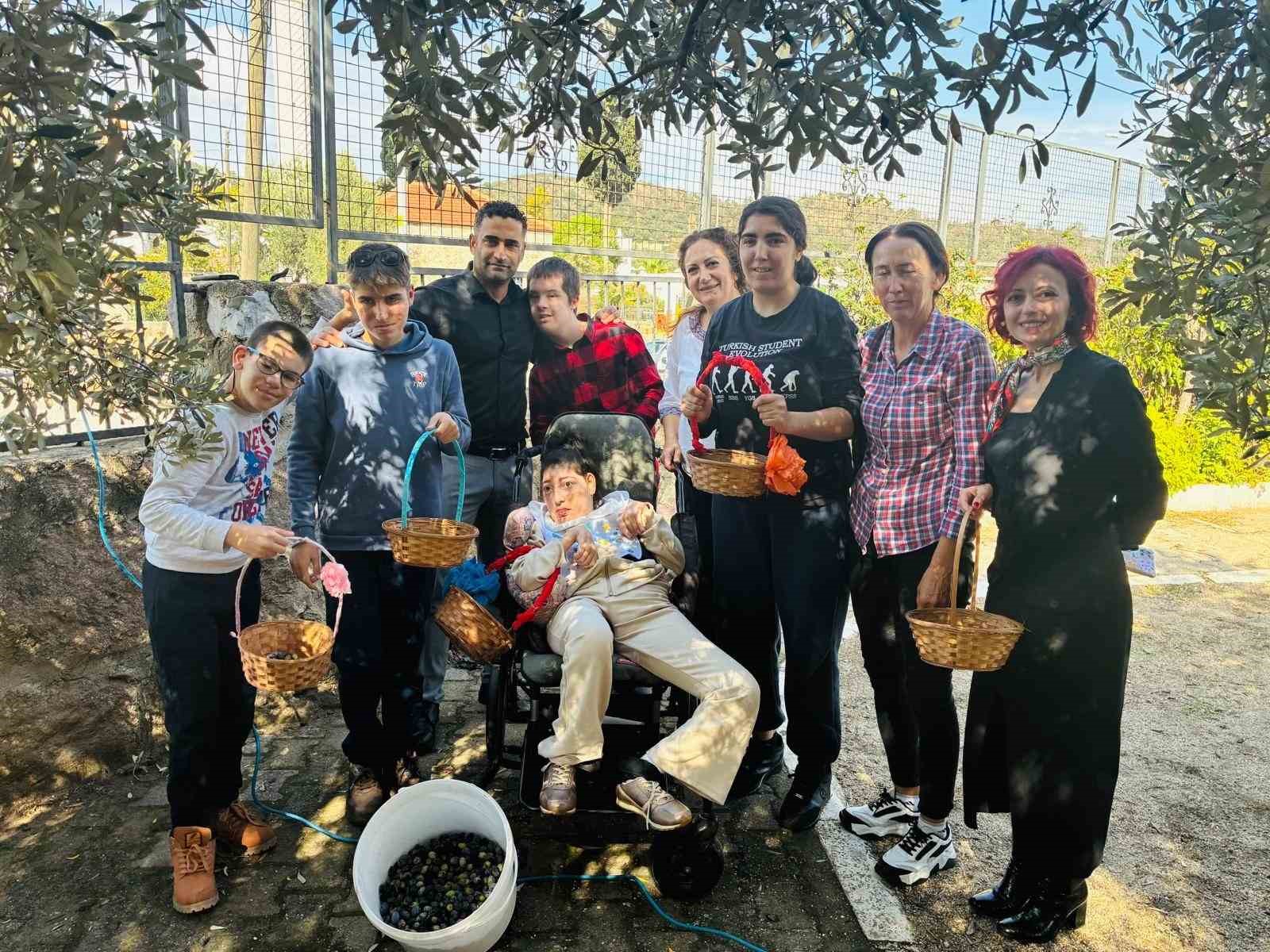 Yahşi Özel Eğitim öğrencilerinden anlamlı zeytin hasadı