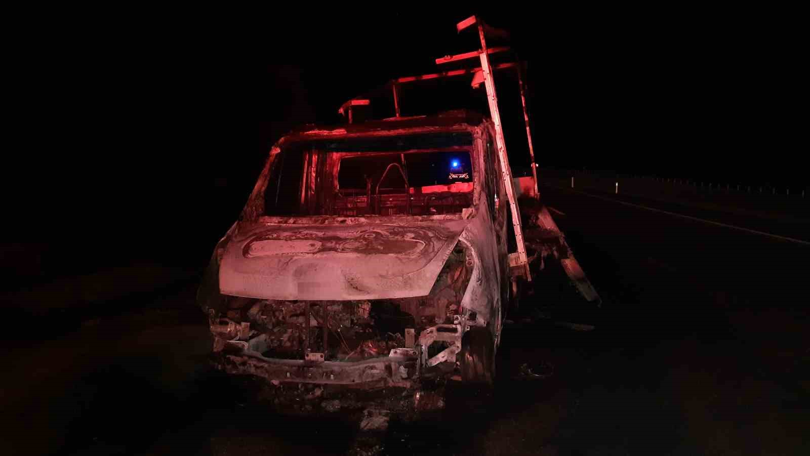 &Ccedil;anakkale-Bandırma Karayolu&rsquo;nda gece saatlerinde ara&ccedil; yangını
