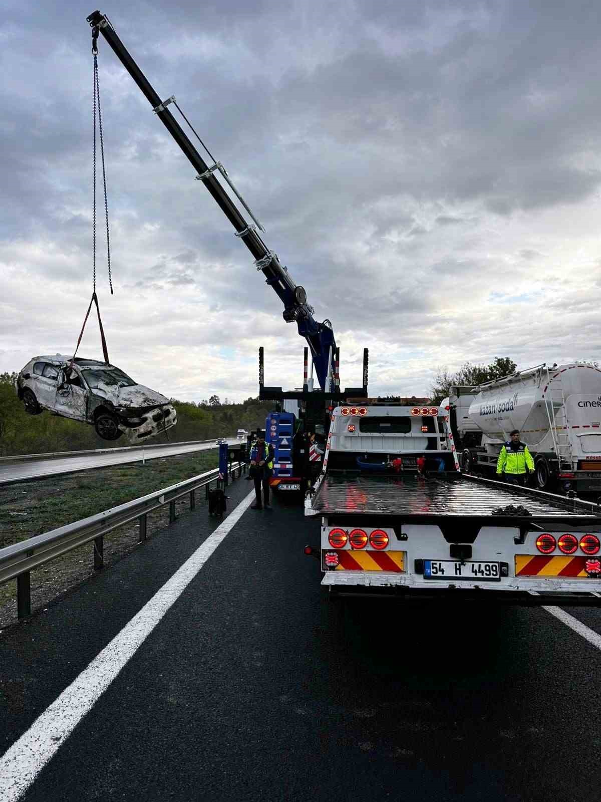 Anadolu Otoyolu&rsquo;nda korkutan kaza, takla atan otomobil hurdaya d&ouml;nd&uuml;: 1 yaralı
