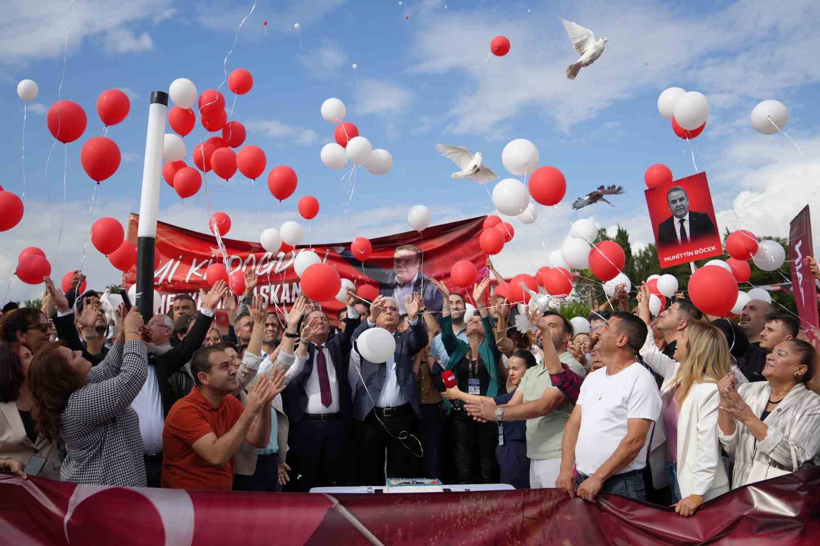 Cezaevinde bulunan eski başkan Muhittin Böcek’e gıyabında doğum günü kutlaması
