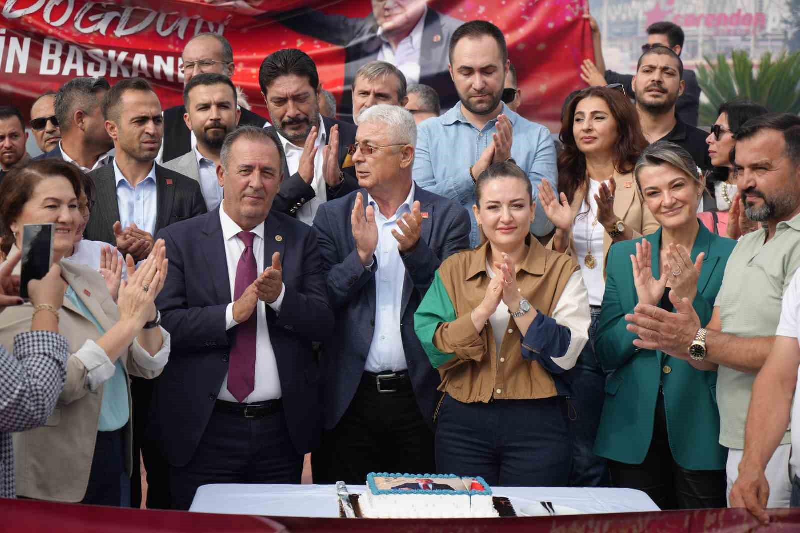 Cezaevinde bulunan eski başkan Muhittin Böcek’e gıyabında doğum günü kutlaması