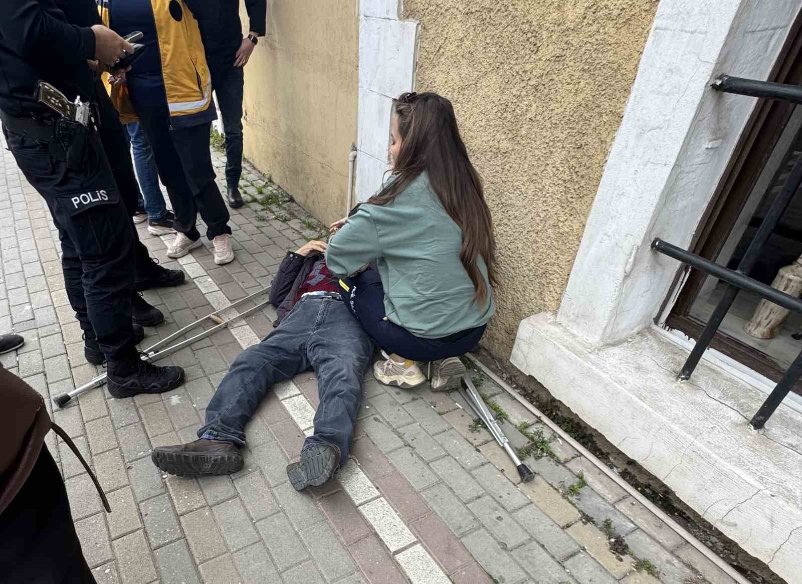 Bandırma&rsquo;da yaşlı adam fenalaşarak hastaneye kaldırıldı
