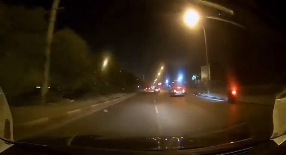 Makas atmaya &ccedil;alıştı, motosiklete &ccedil;arptı
