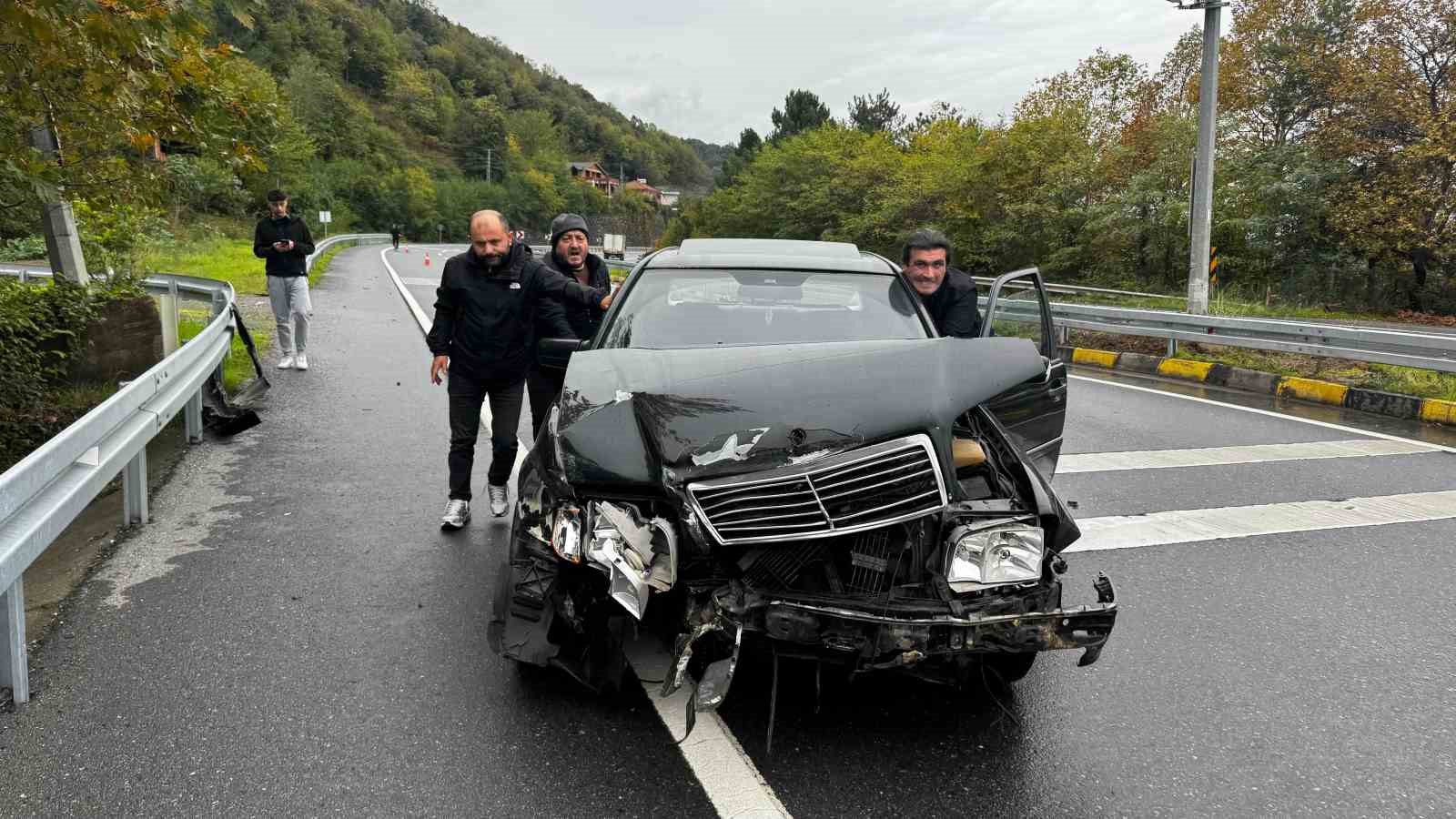 Kontrolden çıkan otomobil bariyere çarparak durabildi