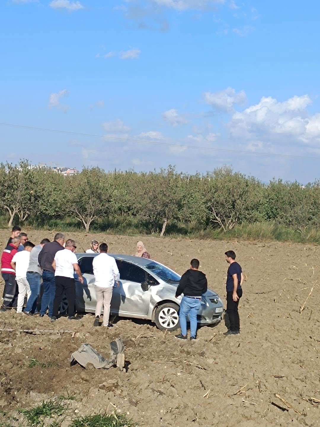 Kırıkhan&rsquo;da otomobil tarlaya u&ccedil;tu
