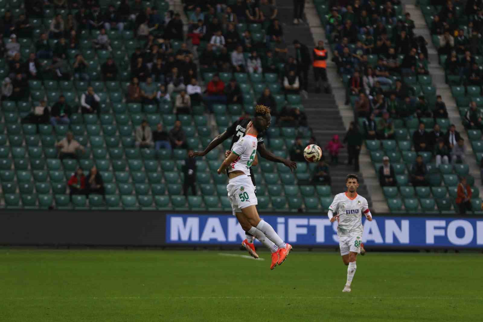 Trendyol S&uuml;per Lig: Kocaelispor: 0 - Alanyaspor: 0 (İlk yarı)
