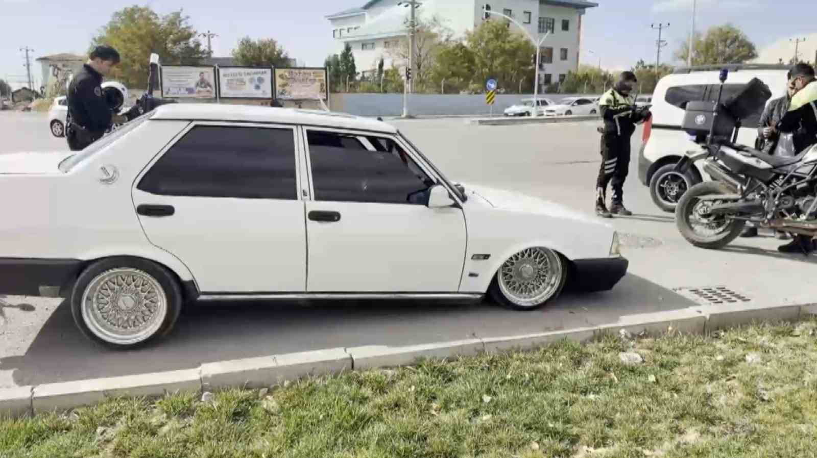 Arabasıyla herkesi şaşırtan o sürücüyü, polis de cezasıyla şaşırttı: 19 bin lira ceza kesildi