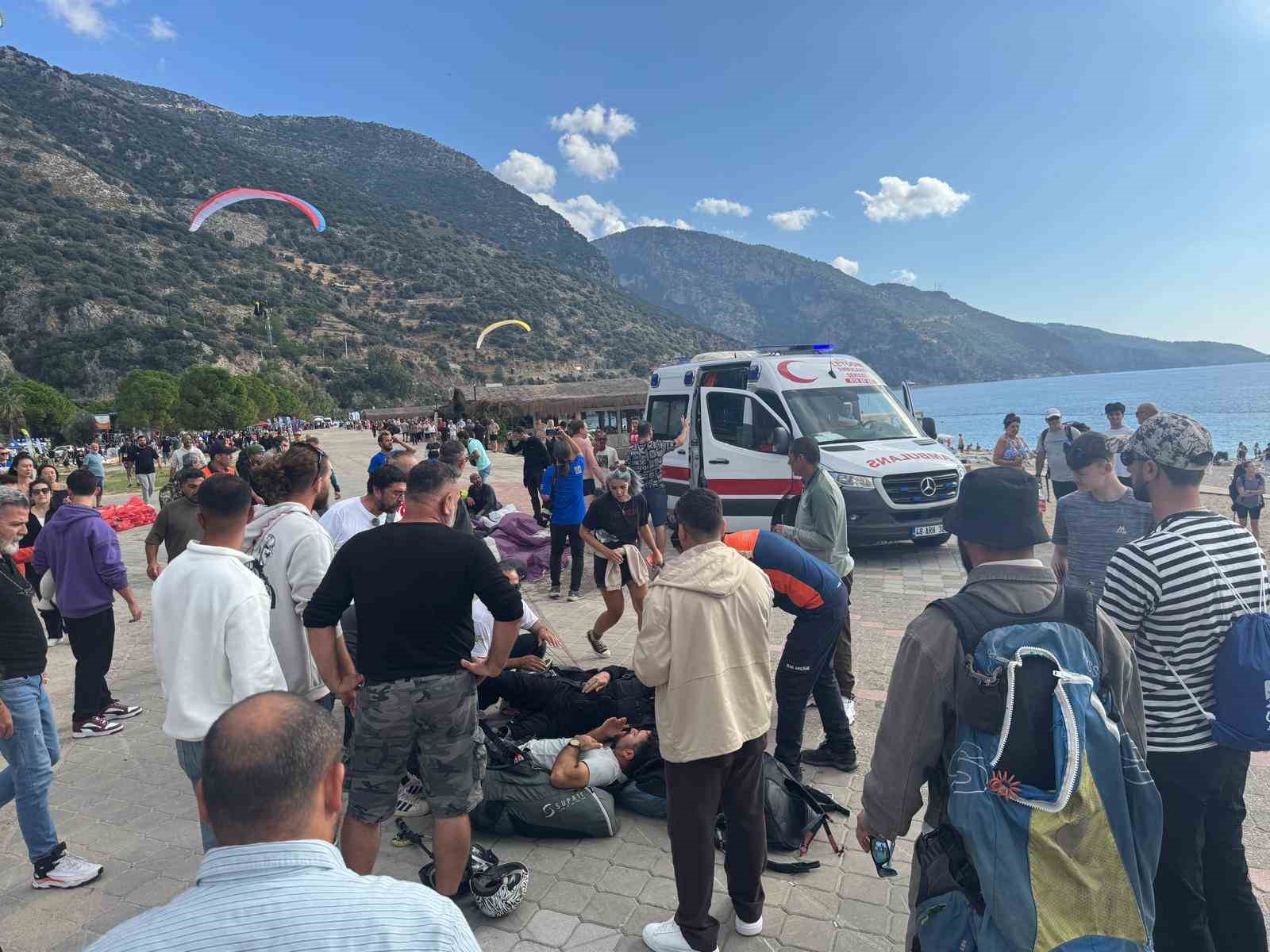 Fethiye’de yamaç paraşütleri havada çarpıştı: 3 yaralı