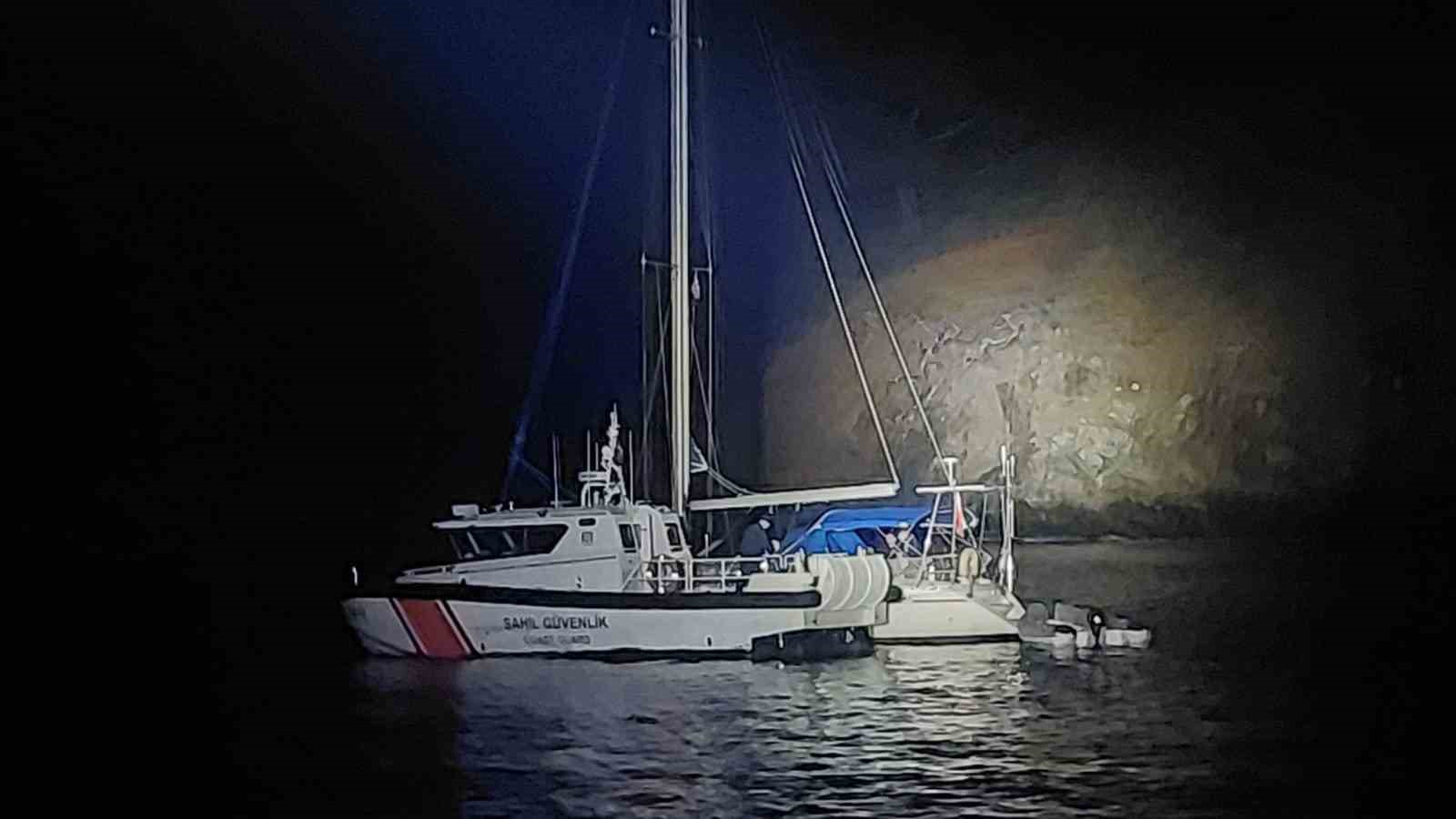 İtalya rotasındaki yelkenli teknede 4 göçmen kaçakçısı ve 35 düzensiz göçmen yakalandı