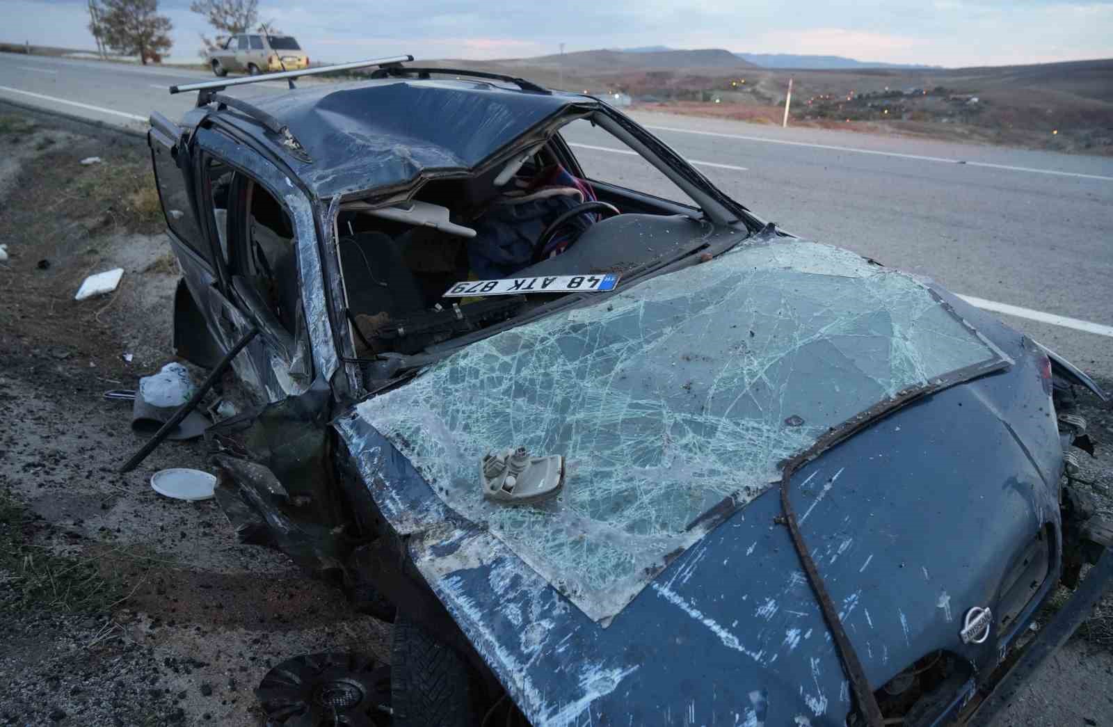 Takla atan otomobil hurdaya d&ouml;nd&uuml;: Aynı aileden 3 yaralı
