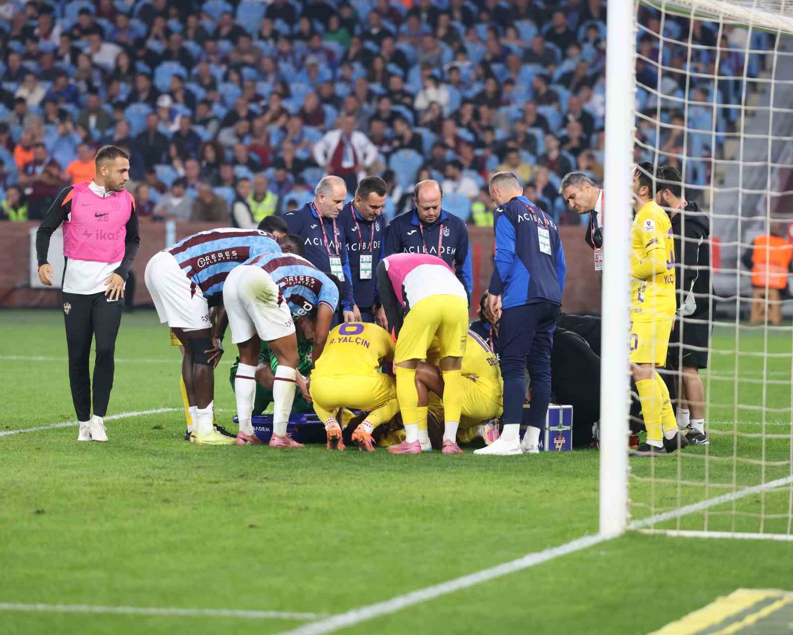 Trendyol Süper Lig: Trabzonspor: 1 - Eyüpspor: 0 (İlk yarı)