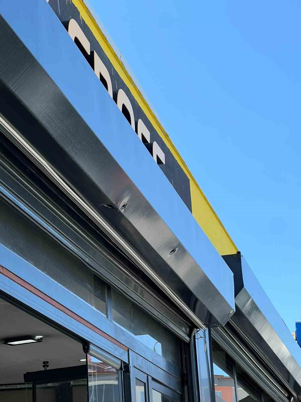 Aynı markete 3’üncü saldırı kamerada: Bu kez tabanca ile ateş açıldı