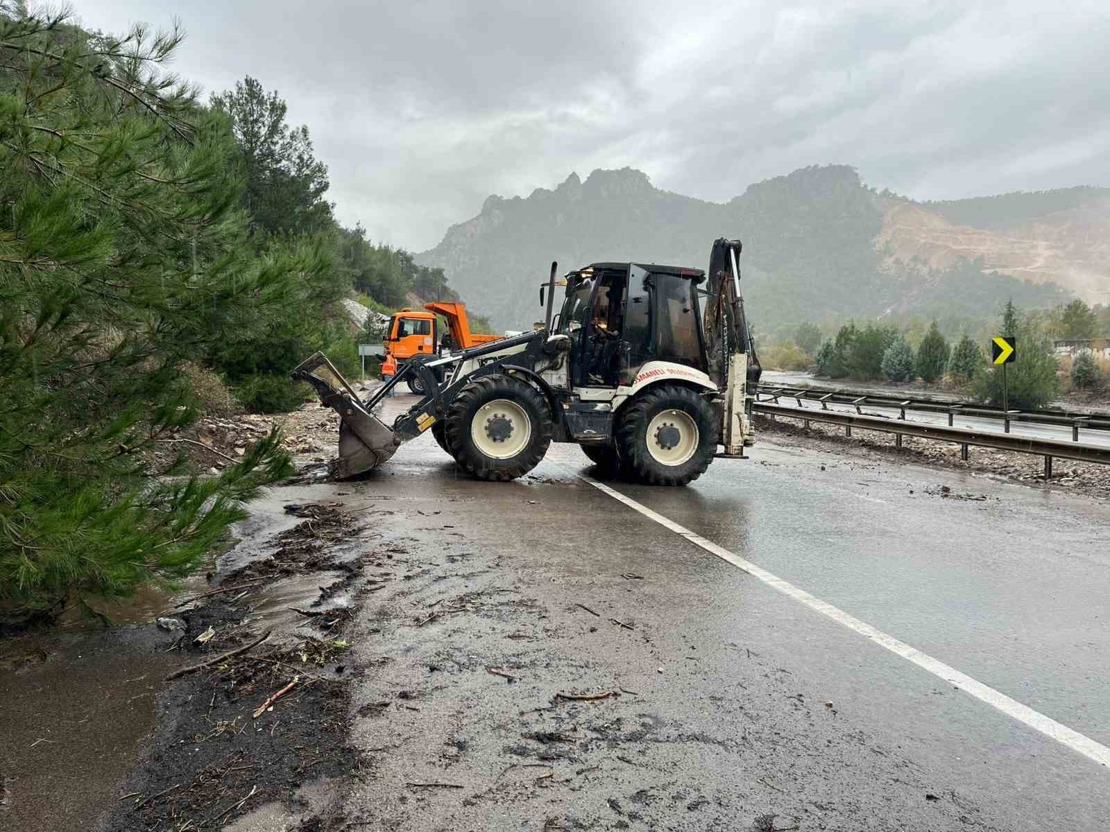 Osmaneli’de sel meydana geldi, D650 karayolu taş ve toprak ile kaplandı