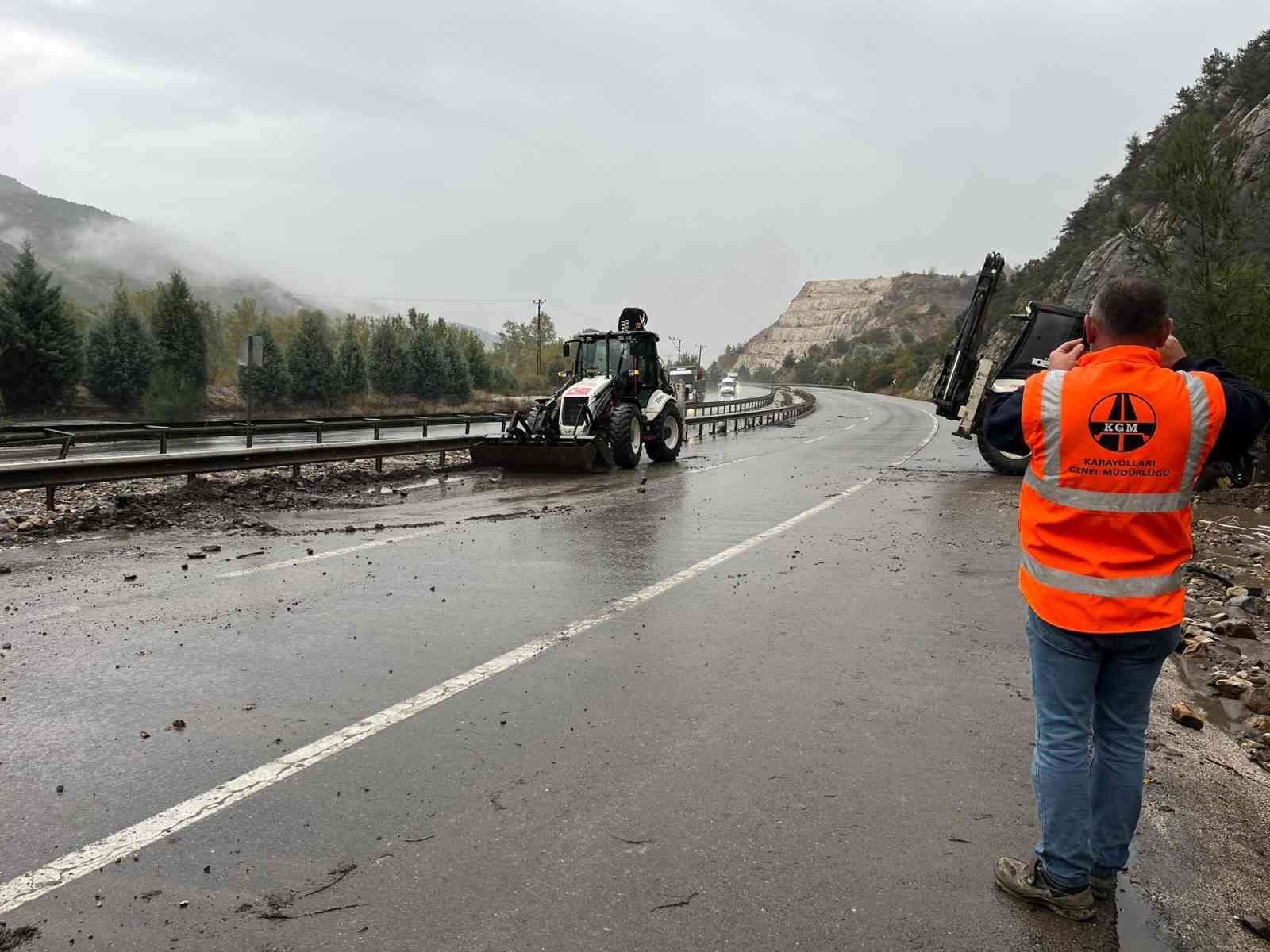 Osmaneli&rsquo;de sel meydana geldi, D650 karayolu taş ve toprak ile kaplandı
