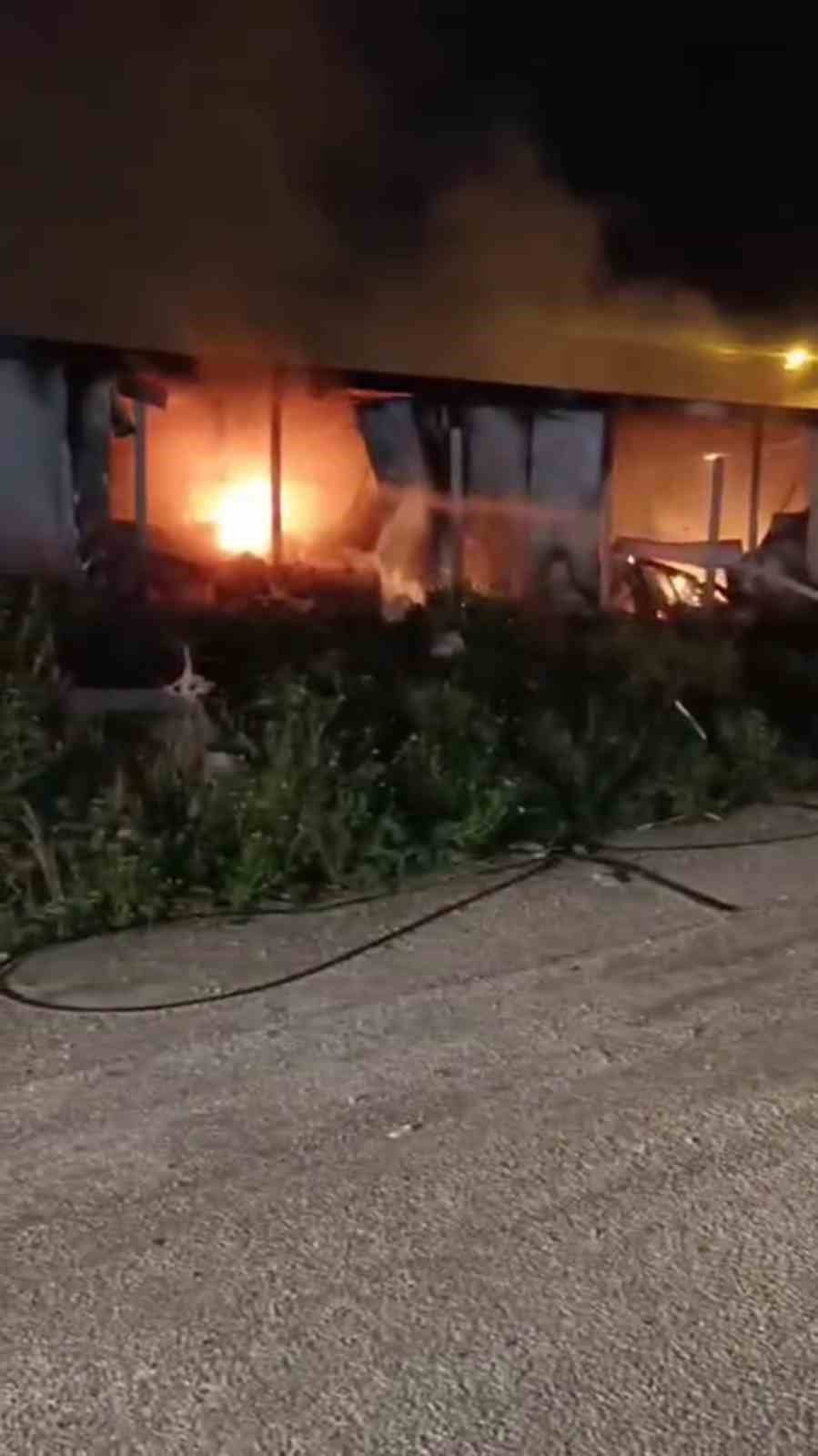 Alevlere teslim olan 2 konteyner yandı