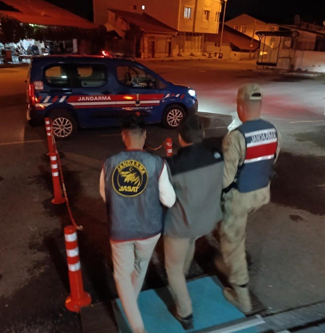 Jandarma araması olan şahsı yakaladı