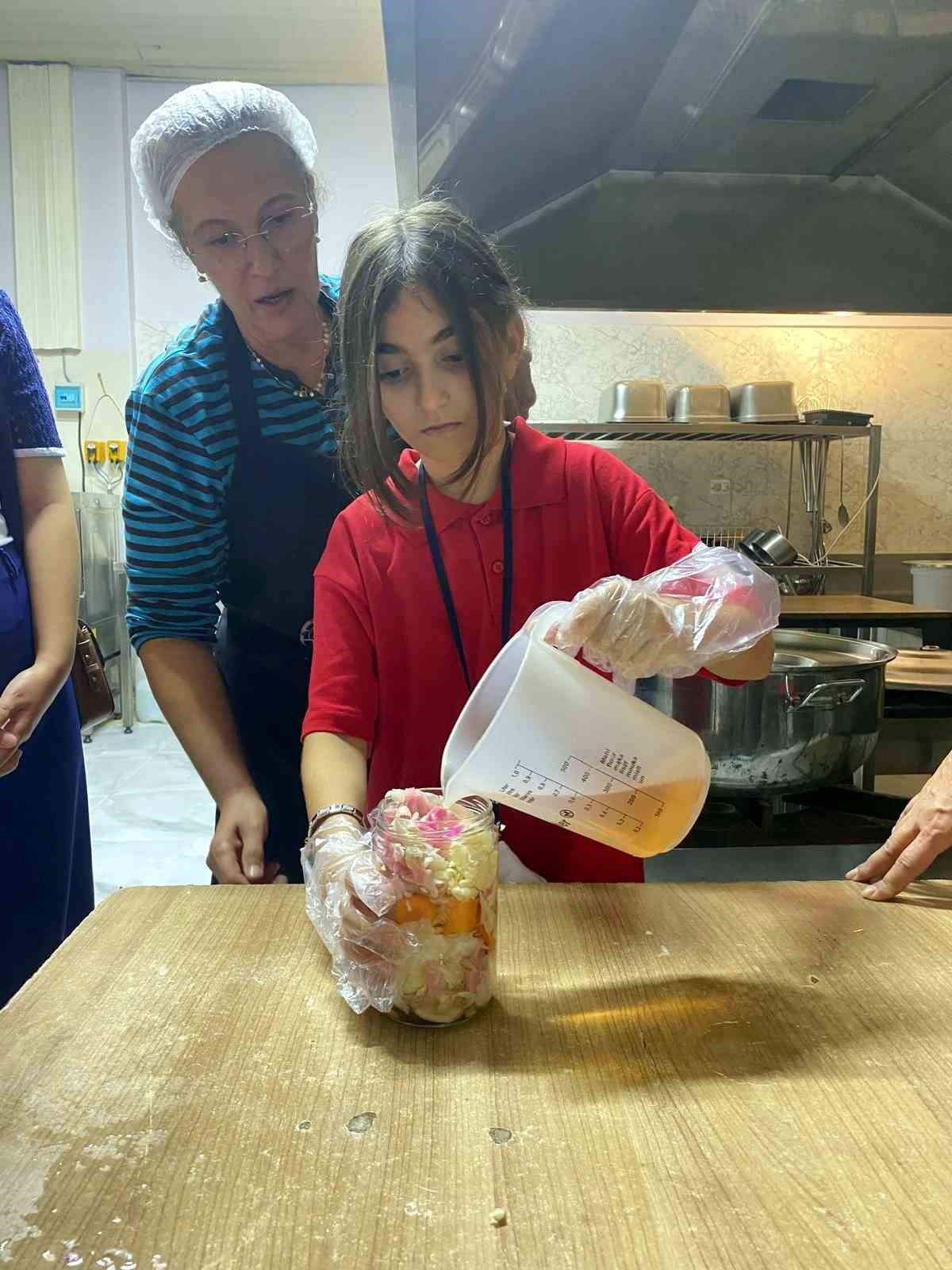 "Lider &Ccedil;ocuk Kampı"yla &ccedil;ocuklar, hayvancılık ve tarım &ouml;ğrendi
