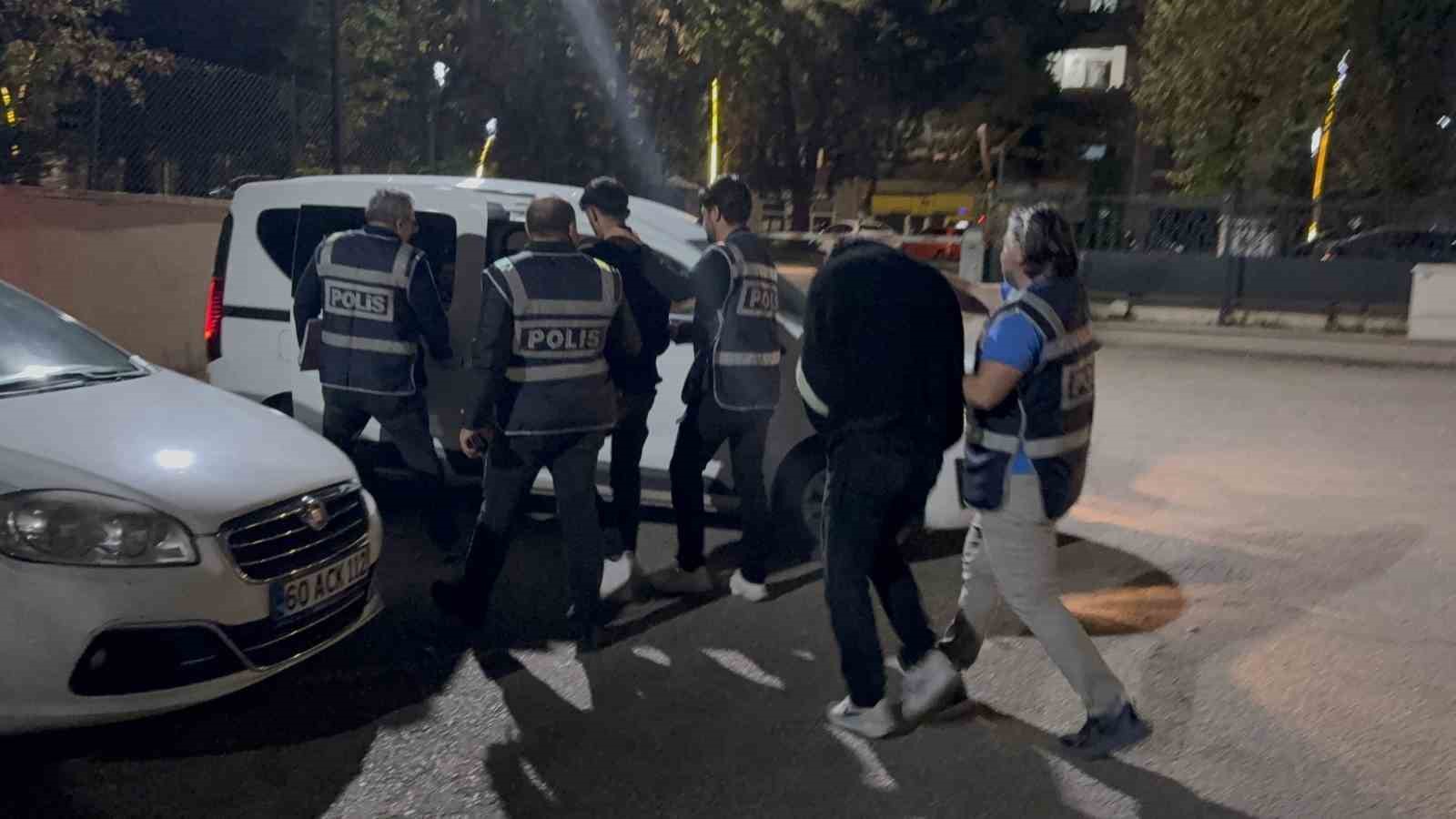 İki vatandaşı 1 milyon 800 bin TL dolandırdılar, polisin takibiyle yakalandılar
