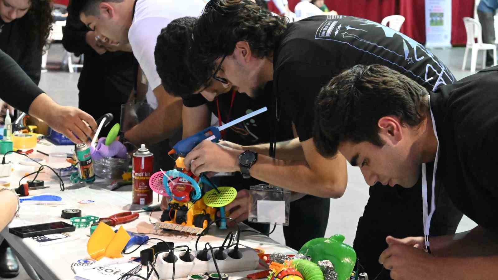 Türkiye’nin en çirkin robotları sahneye çıktı