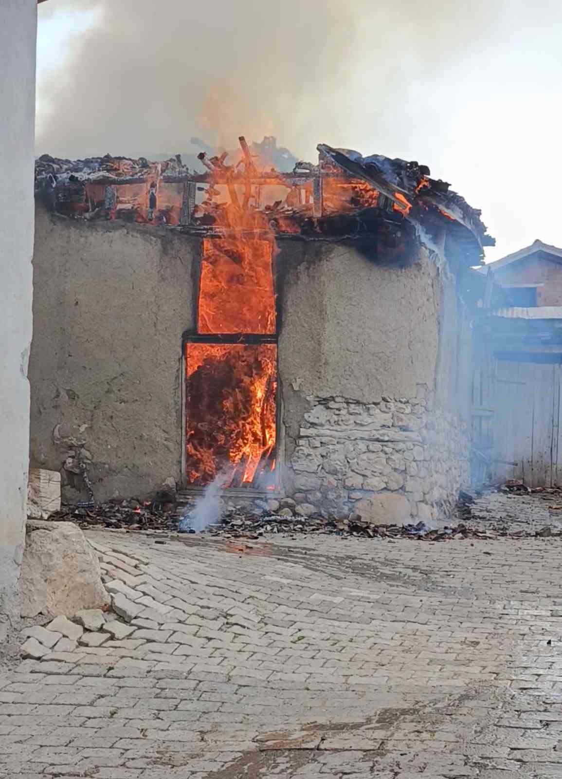 Tokat’ta çıkan yangında ev ve samanlık küle döndü