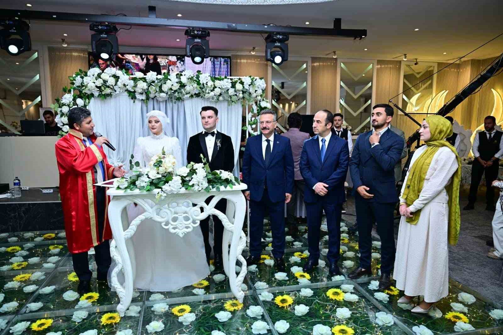 Vali Aksoy, dünyaevine giren polis çiftin mutluluğuna ortak oldu