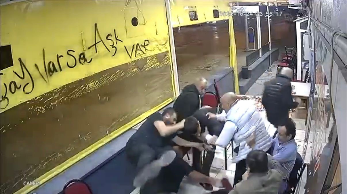 Çay ocağında otururken silahlı saldırıya uğradı: O anlar kamerada