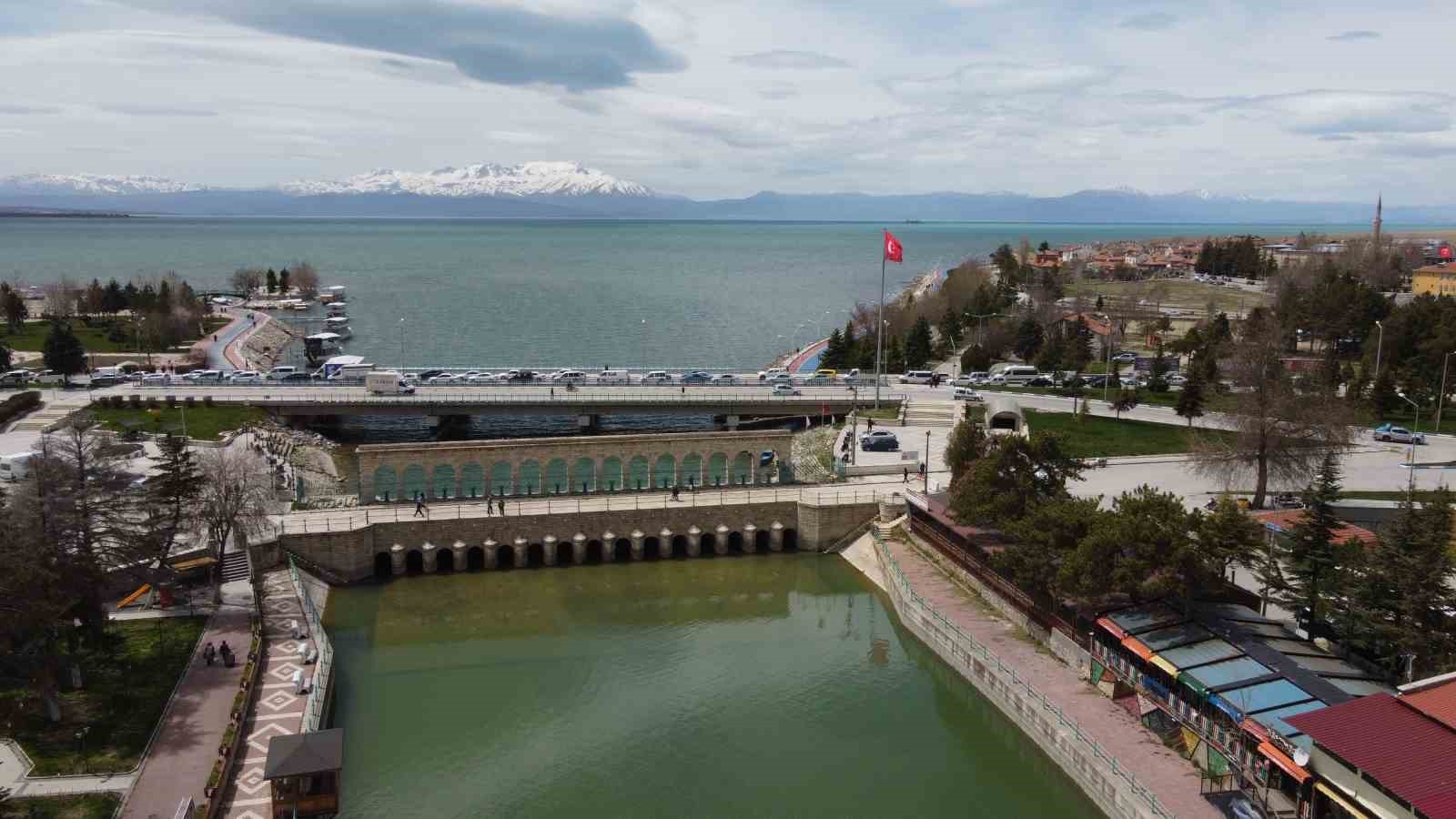 Kayıkla gezilen g&ouml;l &uuml;zerinde şimdi y&uuml;r&uuml;y&uuml;ş yapılıyor
