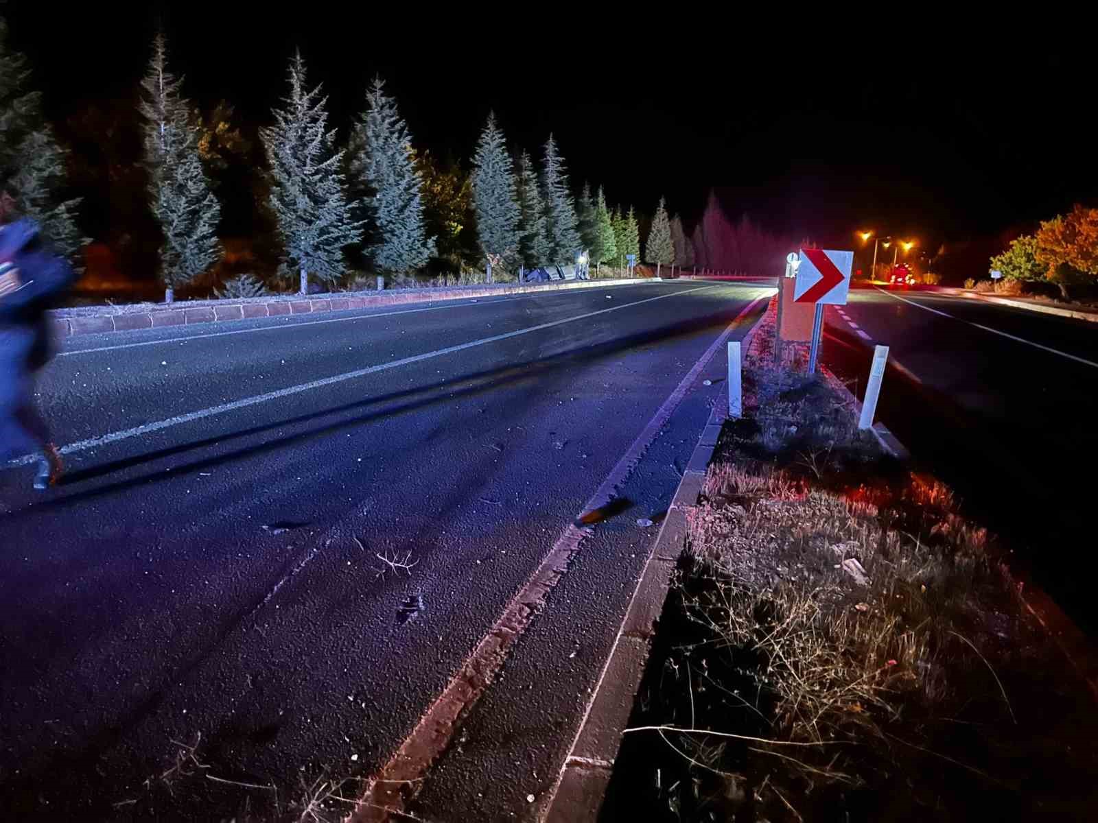 Malatya’da hafif ticari araç refüje çarptı: 1 yaralı