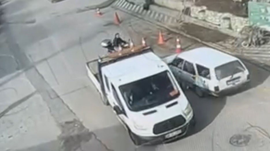 Hatalı sollama yapan motosiklete otomobil çarptı