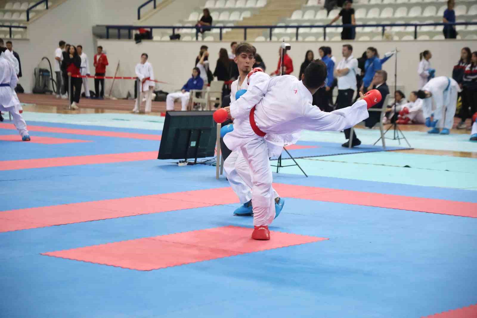 Elazığ’da binin üzerinde karate sporcusu, Milli Takım’a seçilmek için ter döküyor
