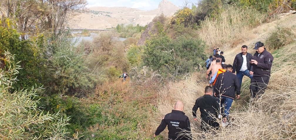 Elazığ’da korku dolu anlar: 4 kişilik aile nehir ortasında birbirine sarılarak hayatta kaldı