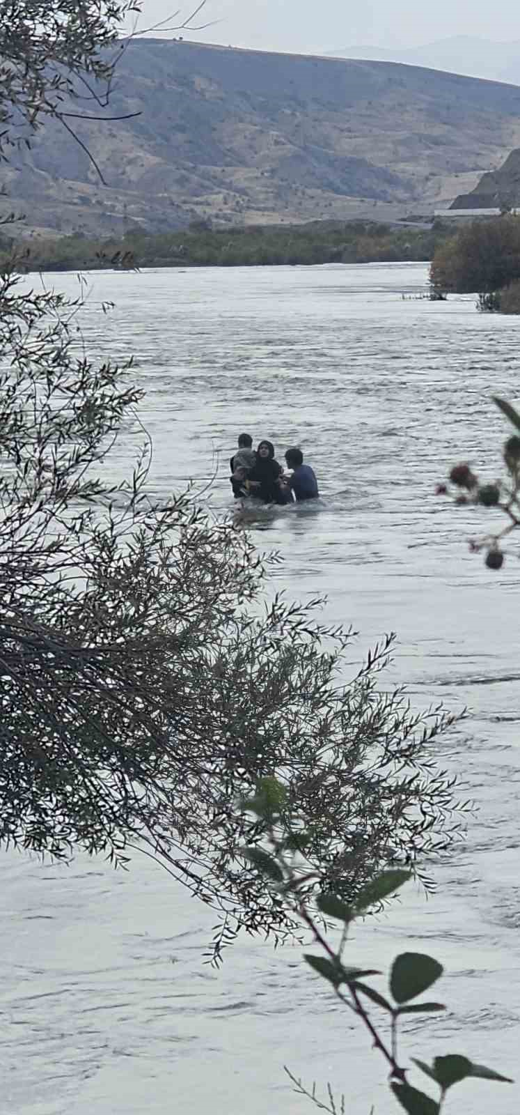 Elazığ’da korku dolu anlar: 4 kişilik aile nehir ortasında birbirine sarılarak hayatta kaldı