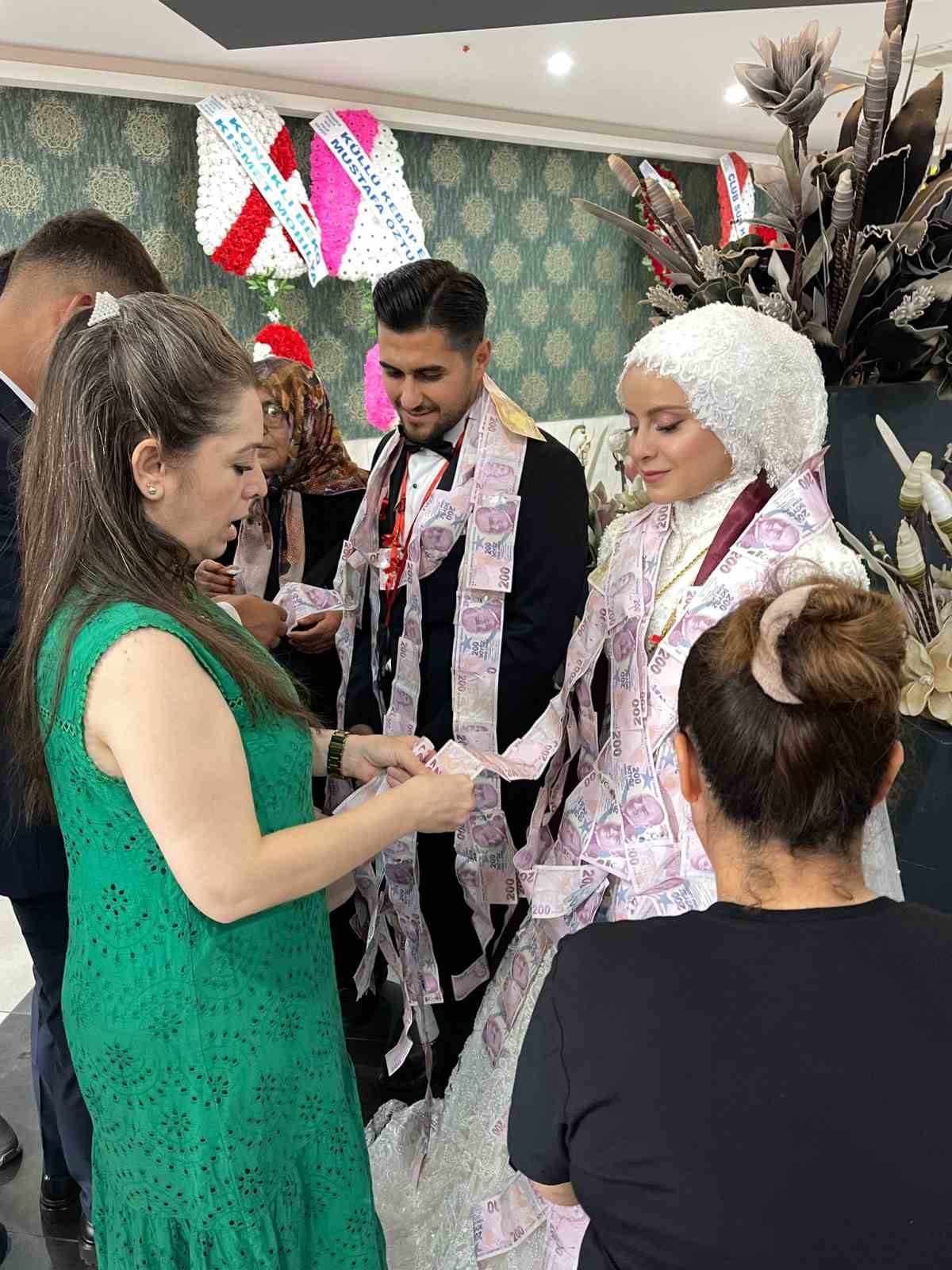 Tek torununa düğünde takı olarak ev, araba ve tarla hediye etti
