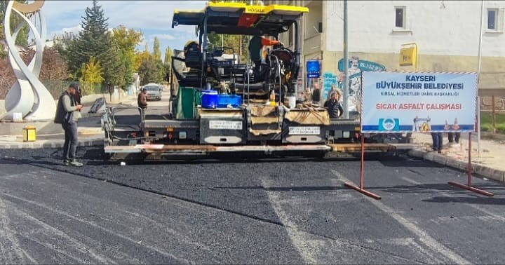 Pınarbaşı’na 2 günde 2 bin ton sıcak asfalt serildi