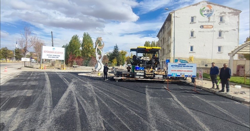 Pınarbaşı&rsquo;na 2 g&uuml;nde 2 bin ton sıcak asfalt serildi
