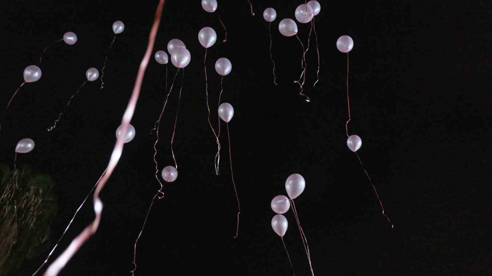 Kemer&rsquo;de kadınlar g&ouml;ky&uuml;z&uuml;ne pembe balonlar bıraktı
