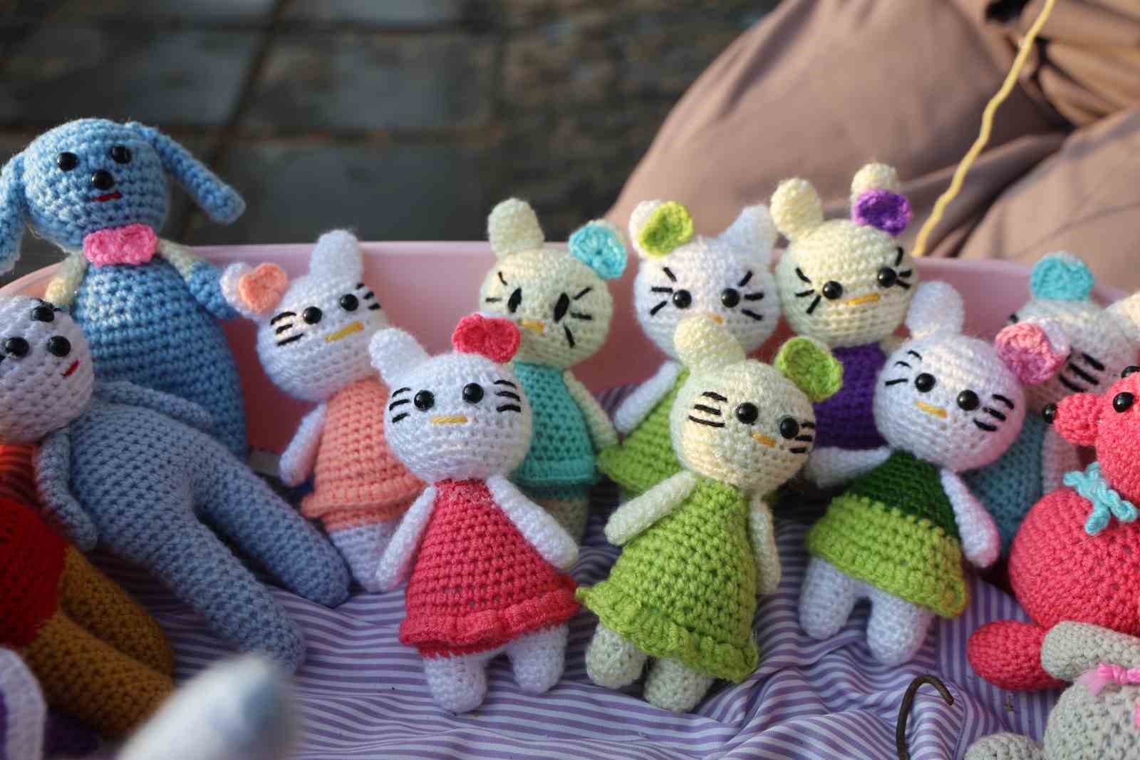 Deprem korkusu ve kanser hastalığını, amigurumi yaparak unutmaya &ccedil;alışıyor
